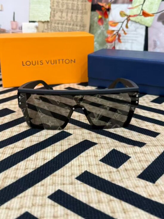 Louis Vuitton Women\'s Sunglasses main image 6